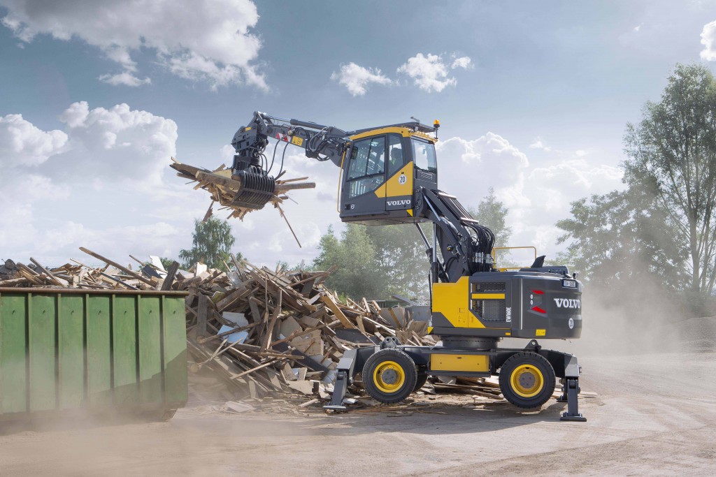 The hydraulically elevated Volvo Care Cab lifts the operator up to five meters above the ground at eye level, providing a wider field of vision to the entire job site for more productivity and safety.